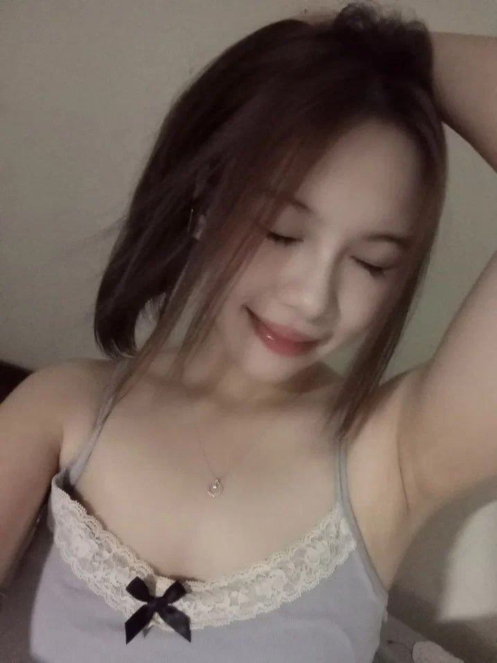 Suzu Ichinose, a remarkable Asian teen, performs a mind-blowing suck off with a boner in this amazing JAV porn video. Don't miss out on the action! Stunning Asian super-bitch likes getting muddy with multiple cocks, providing super