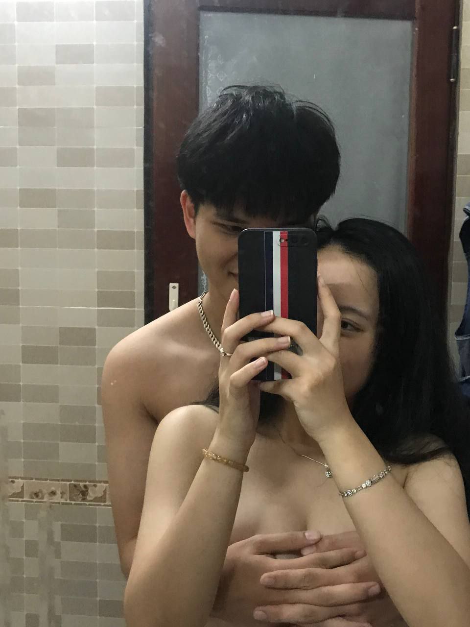 Dùng cậu bé mát xa bướm cho cô học trò đit bự