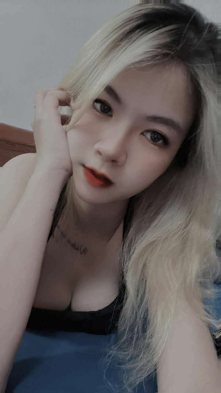 Em trai vào phòng mò Lỗ lồn chị gái bất chấp má đang ở nhà